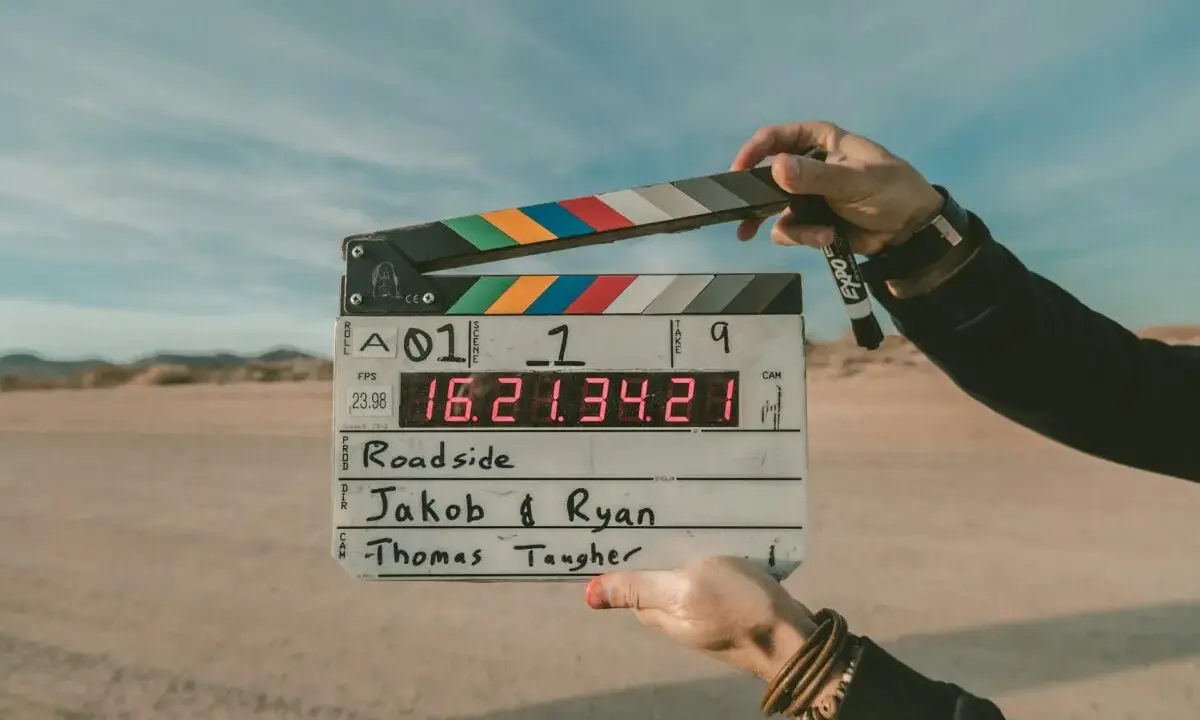 Klapka filmowa z napisem "Roadside", sceną 1, ujęciem 9. To opis filmu po angielsku, gotowy do rozpoczęcia zdjęć.