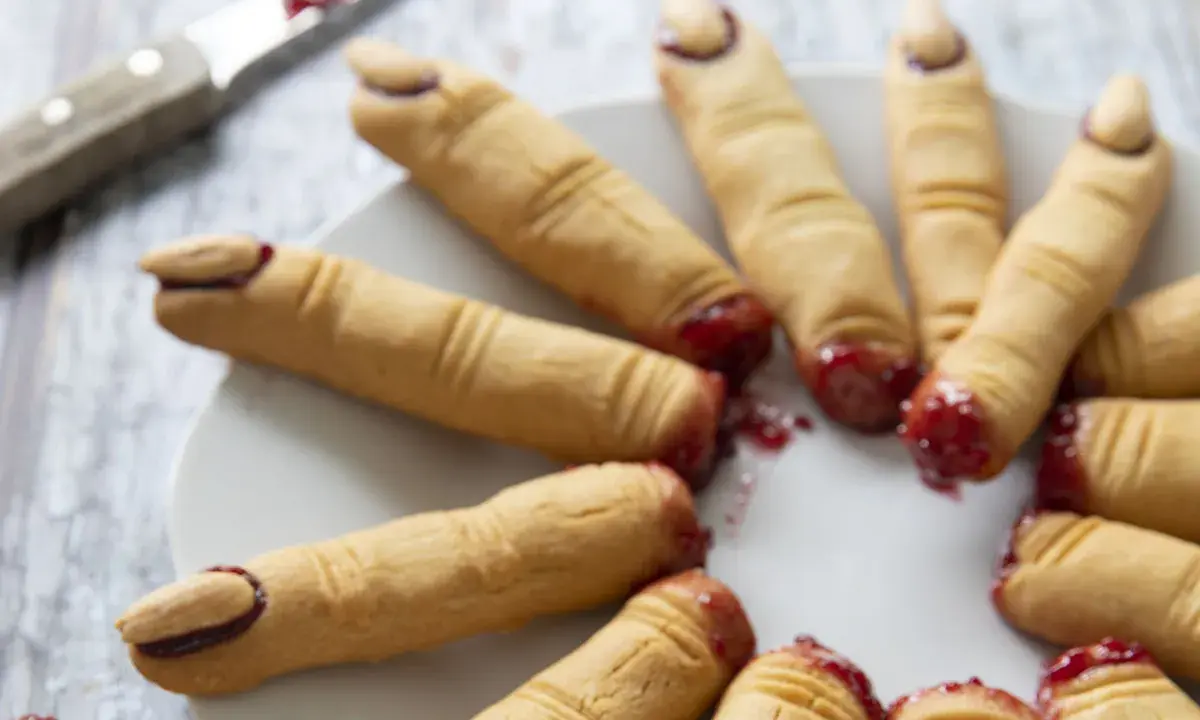 Biscuits en forme de doigts d'Halloween avec de la confiture rouge.