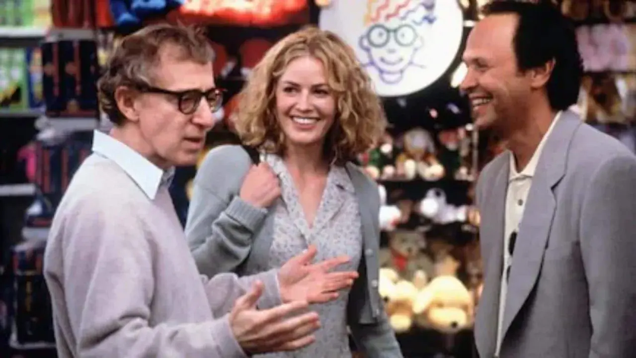 Il cast di Harry a pezzi, Woody Allen, Sharon Stone e Billy Crystal ridono in un negozio di giocattoli.