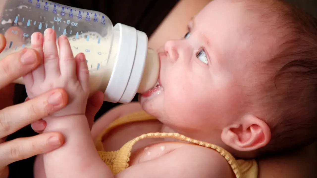 Bambino beve latte da biberon. Cosa fare quando un neonato si soffoca con il latte: consigli pratici per i genitori.
