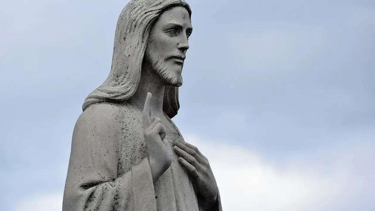 Kamienna rzeźba Jezusa z podniesionym palcem, jakby mówił słowa z psalm 102.