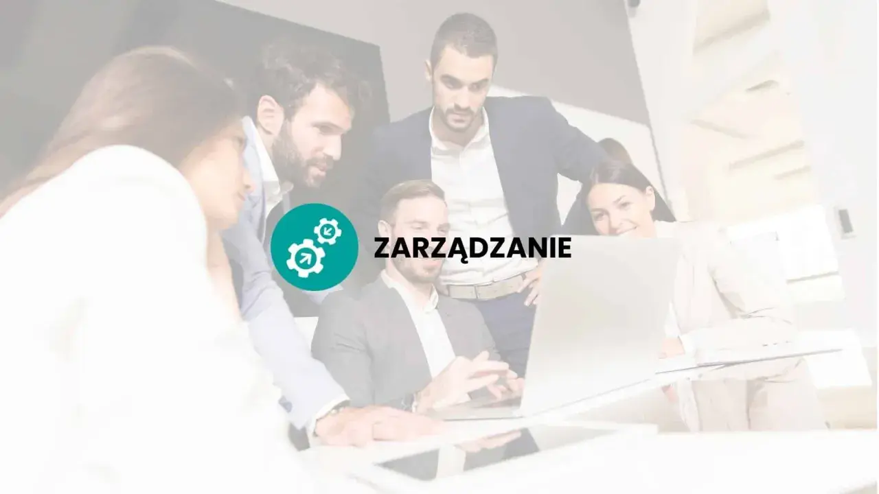 Zespół pracuje nad projektem, a tekst "ZARZĄDZANIE" sugeruje, że kluczem do sukcesu jest efektywne zarządzanie, nawet w warunkach nienormowany czas pracy.