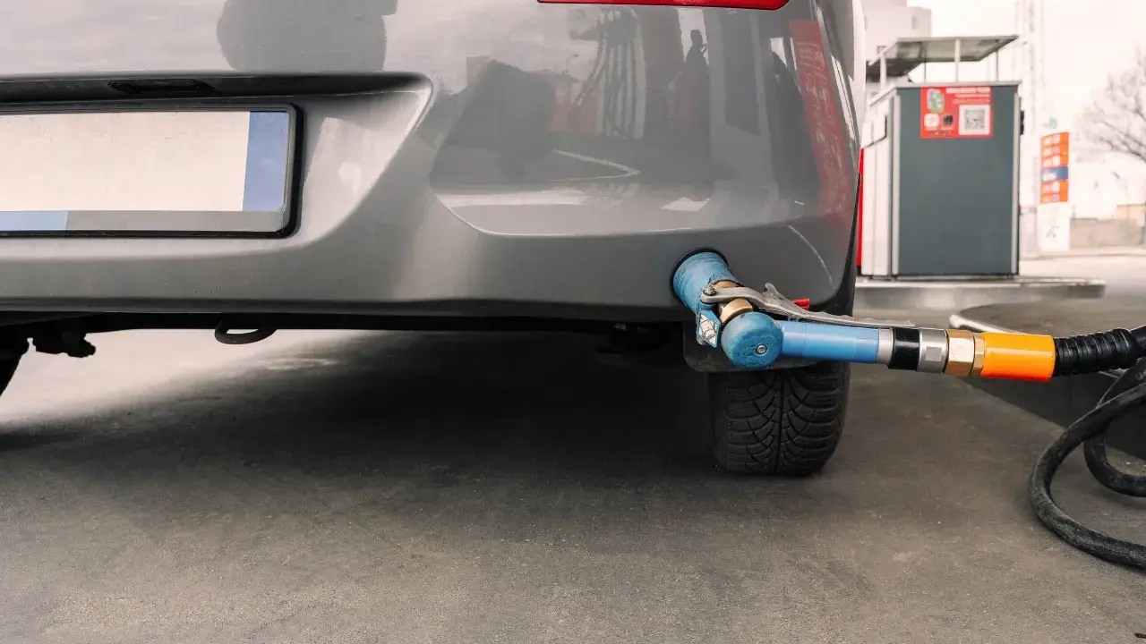 Złącze do tankowania LPG przy samochodzie, przygotowanie do demontażu instalacji. Zaświadczenie o demontażu instalacji LPG będzie potrzebne.