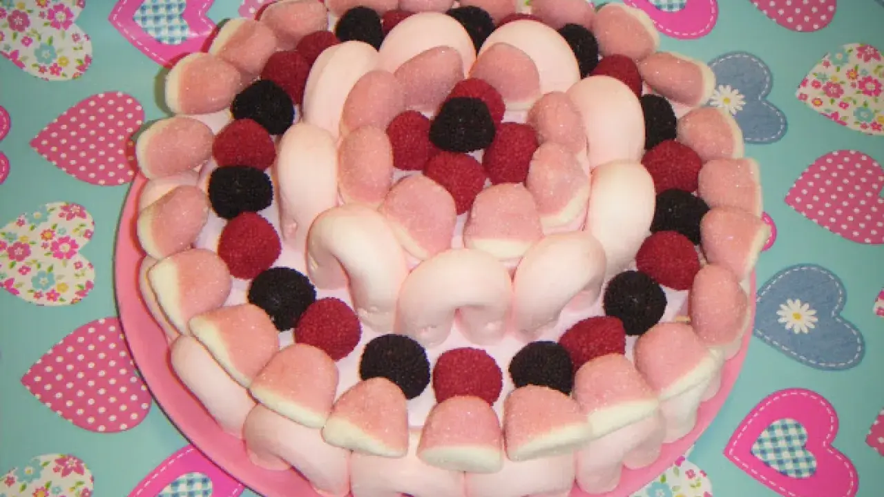 Tarta de chuches originales y fáciles, decorada con frambuesas y moras. ¡Perfecta para cualquier celebración!