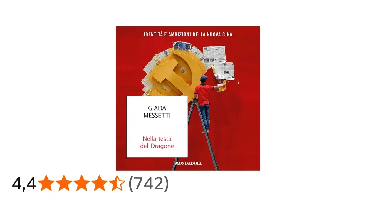 Un uomo su una scala pulisce un simbolo dorato della falce e martello, coperto di giornali. Il titolo del libro è "Nella testa del Dragone".