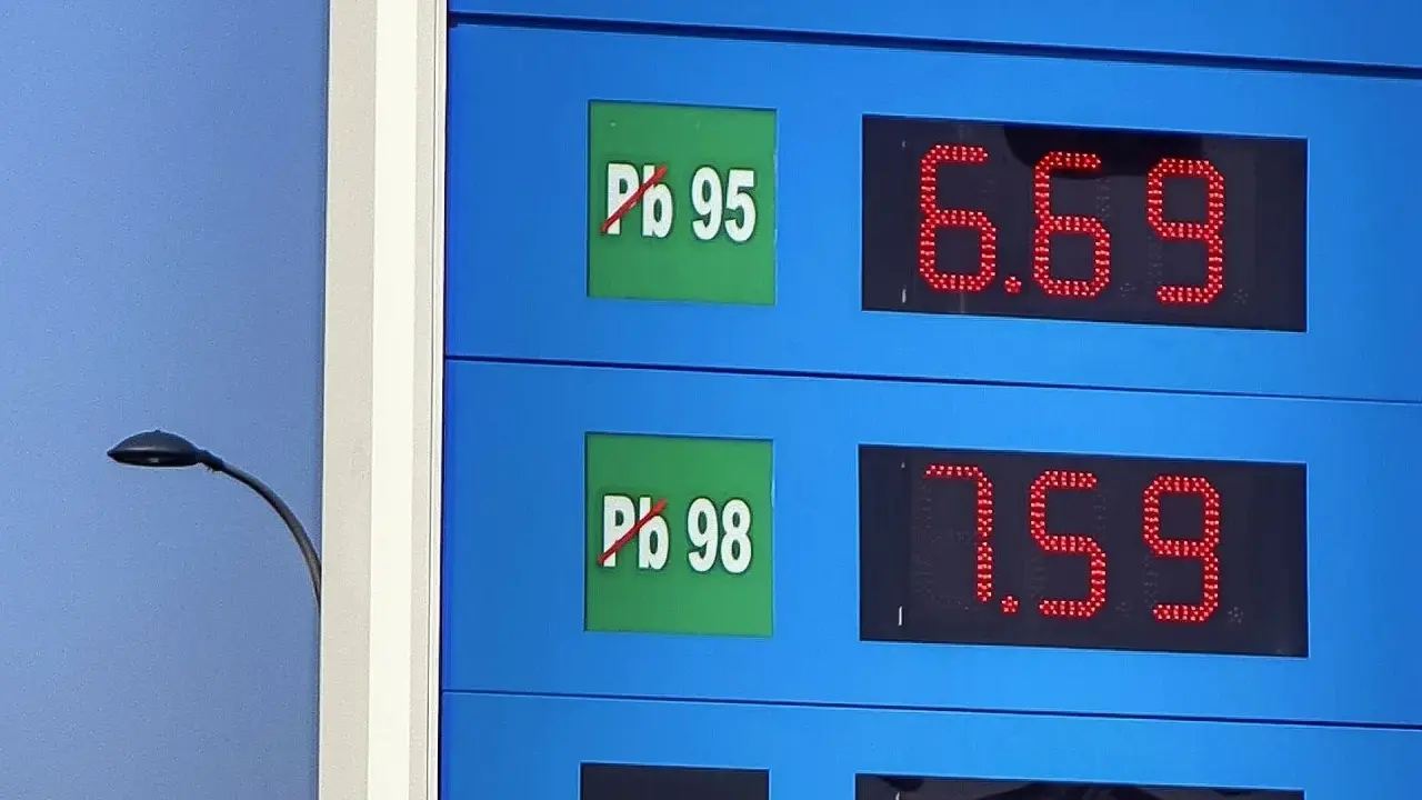 Ceny benzyny: Pb 95 za 6.69, Pb 98 za 7.59. Liczba oktanowa benzyny wpływa na jej jakość.