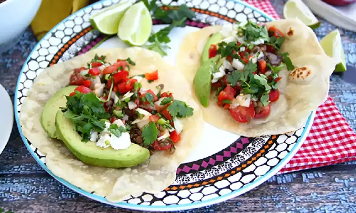 Två läckra tex mex-tacos med avokado, tomat, lök och koriander. Ett perfekt tex mex recept för en snabb och god middag.