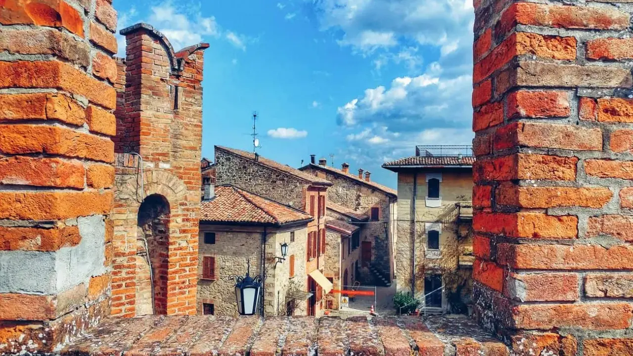 Un borgo antico con tetti in cotto e mura di mattoni, uno dei tanti posti belli vicino a Piacenza.