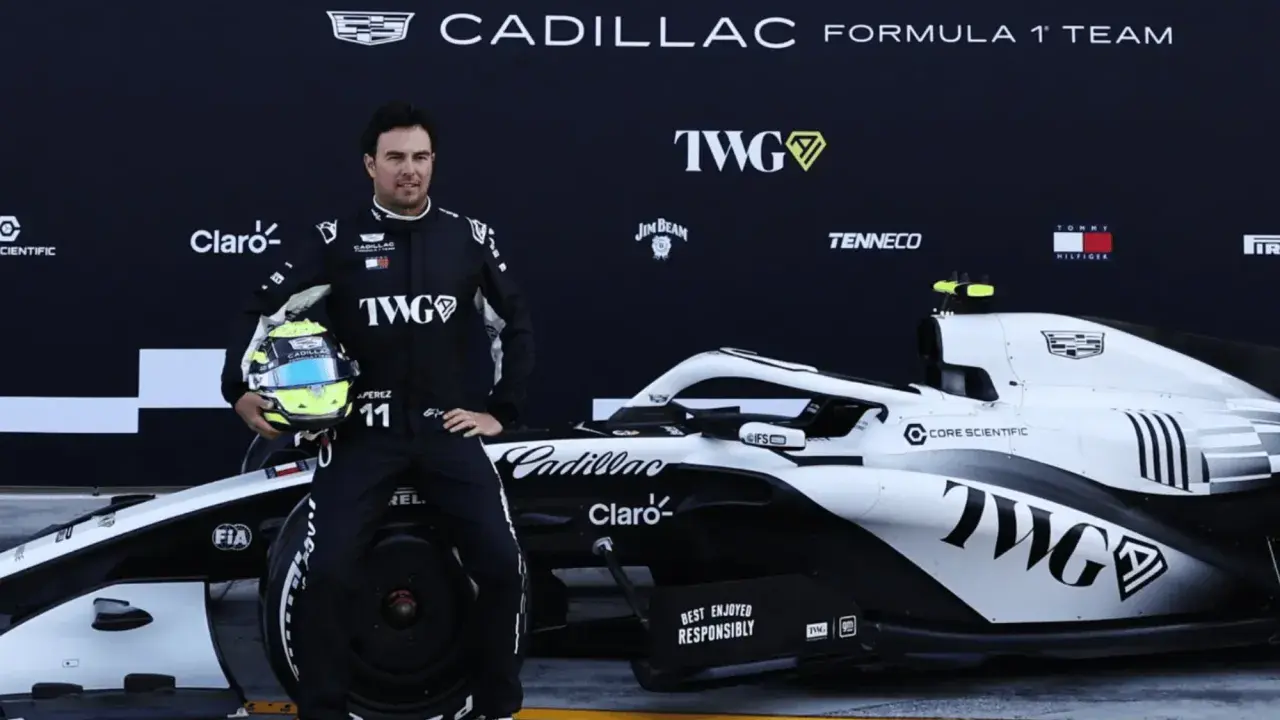 Checo Pérez posa junto a un coche de F1 de Cadillac.