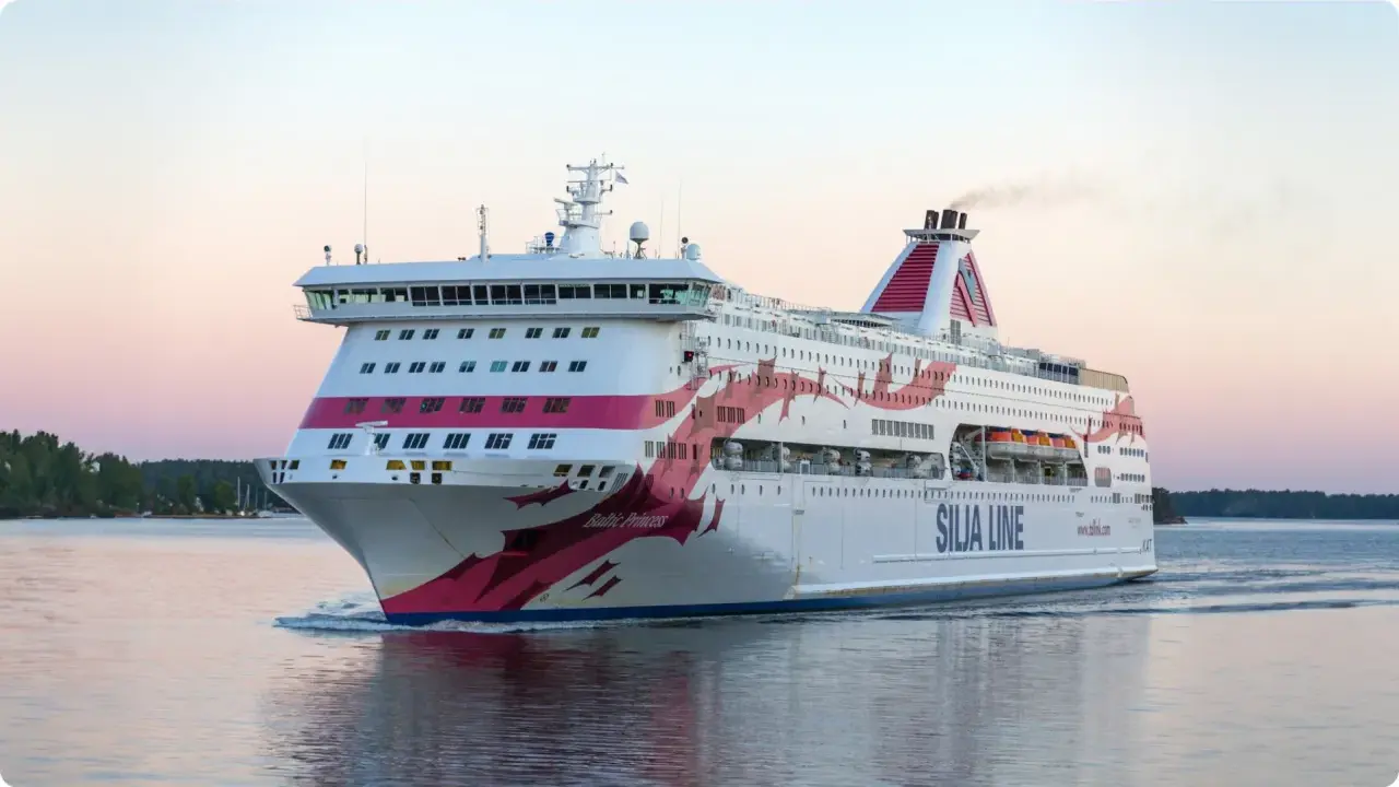 Silja Line-färjan "Baltic Princess" glider fram på vattnet, redo att ta dig till Åbo.