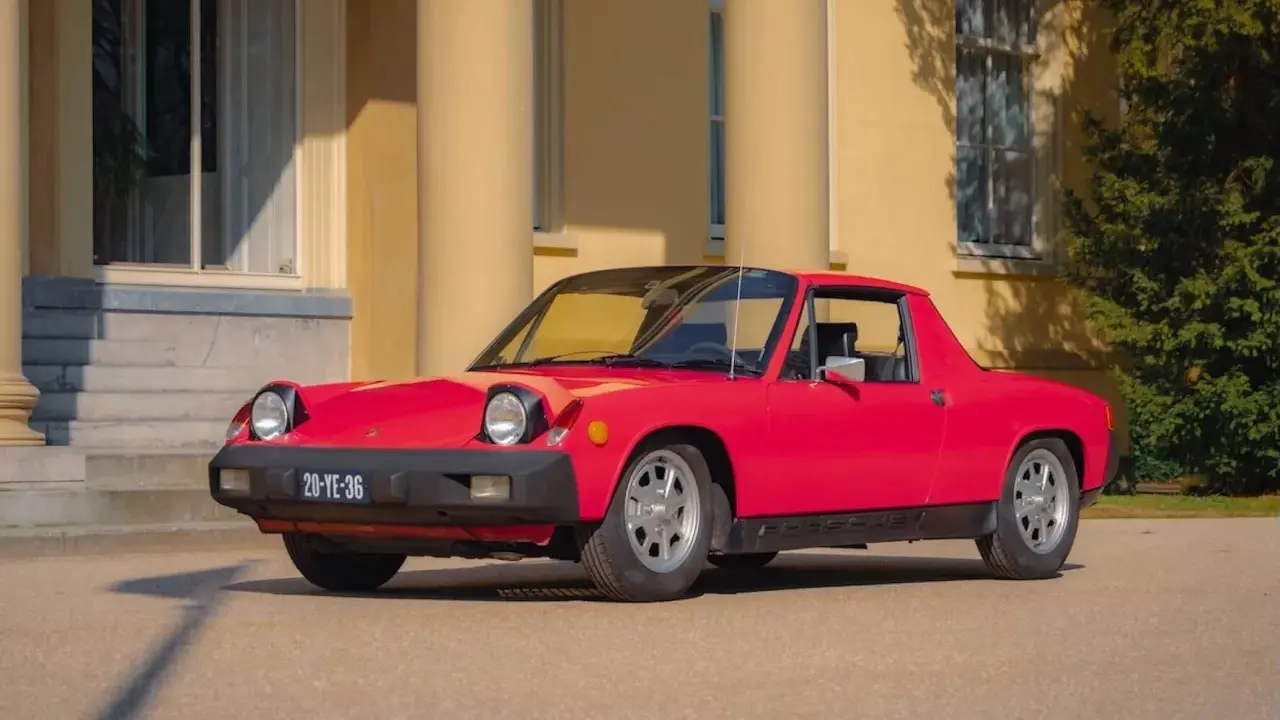 Roter Porsche 914 vor einem gelben Gebäude. Die **Porsche 914 Preisentwicklung** zeigt einen steigenden Wert für diesen Klassiker.