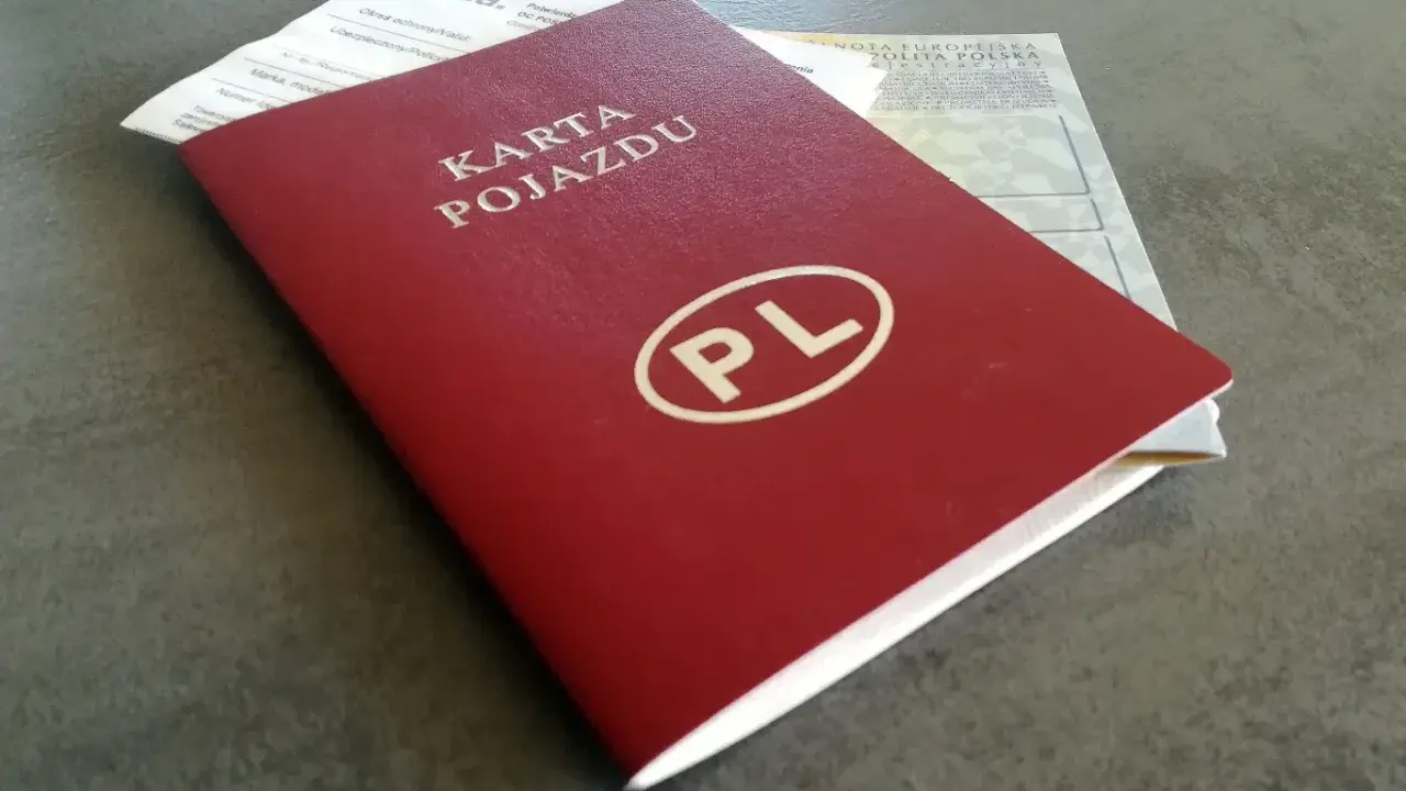 Czerwona Karta Pojazdu z PL i dokumenty ubezpieczeniowe. Czy w Czechach trzeba mieć dowód rejestracyjny? Sprawdź!