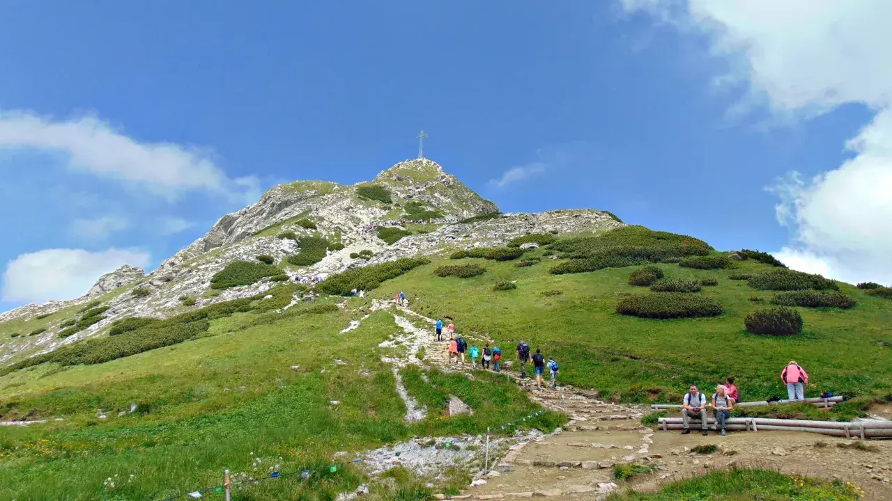 Tłum turystów wspina się na Giewont. Piękna pogoda sprzyja wędrówce, a prognoza zapowiada się równie dobrze.