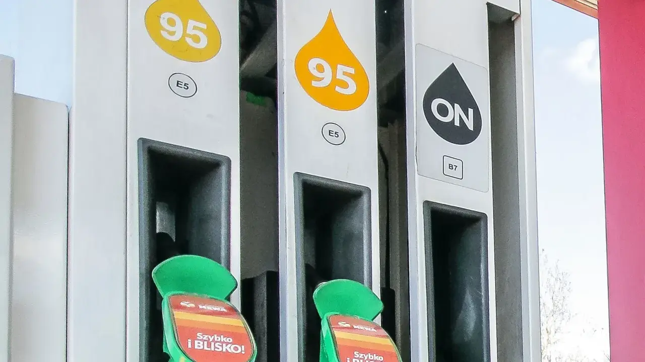Stacja paliw z oznaczeniem "ON" dla diesla i "95" dla benzyny. Zielone uchwyty dystrybutorów z napisem "Szybko i blisko!".