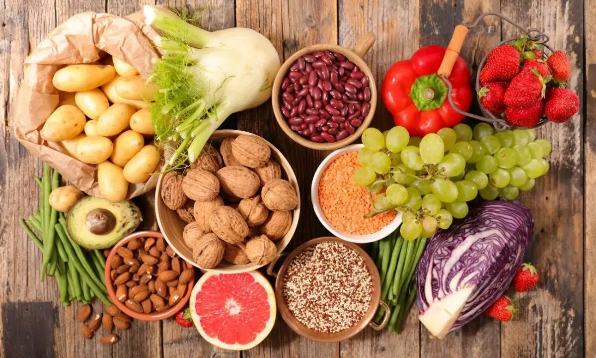 Zdrowe produkty spożywcze, które mogą wspierać dietę przy kolce nerkowej: ziemniaki, fasola, orzechy, winogrona, papryka, truskawki, cykoria, awokado, migdały, grejpfrut, soczewica, komosa ryżowa.