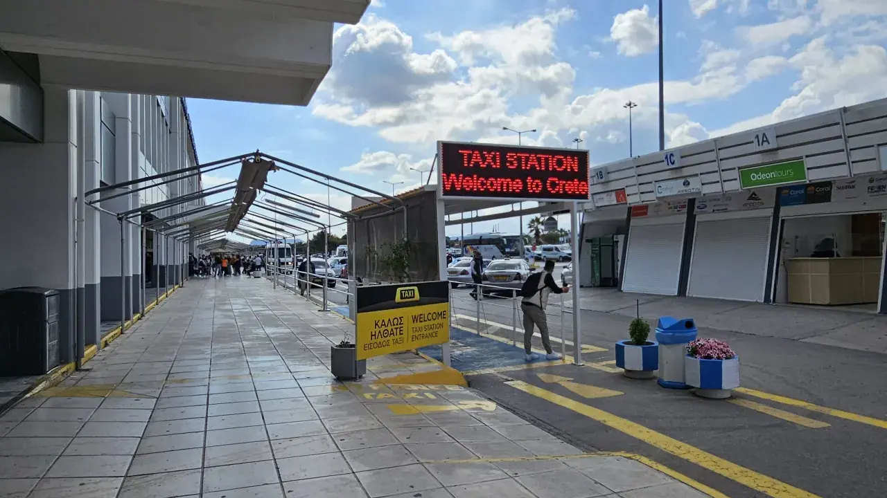 Vid heraklion flygplats möts resenärer av en stor skylt som önskar dem välkomna till Kreta.