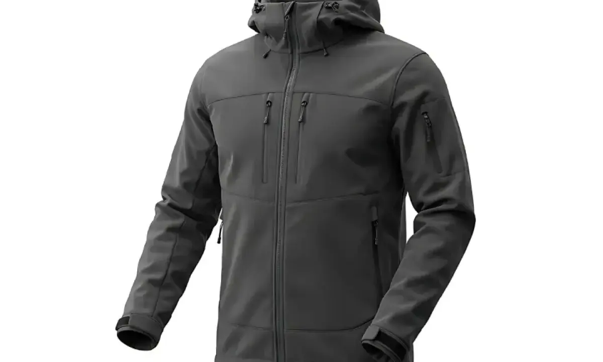 Szara kurtka softshell z kapturem i licznymi kieszeniami. Dowiedz się, jak prać softshell, by zachować jego właściwości.
