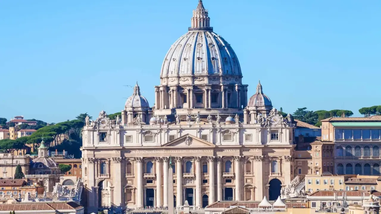 Vue d'ensemble de la basilique Saint-Pierre à Rome, avec son dôme imposant. Une explication architecturale de ce chef-d'œuvre.