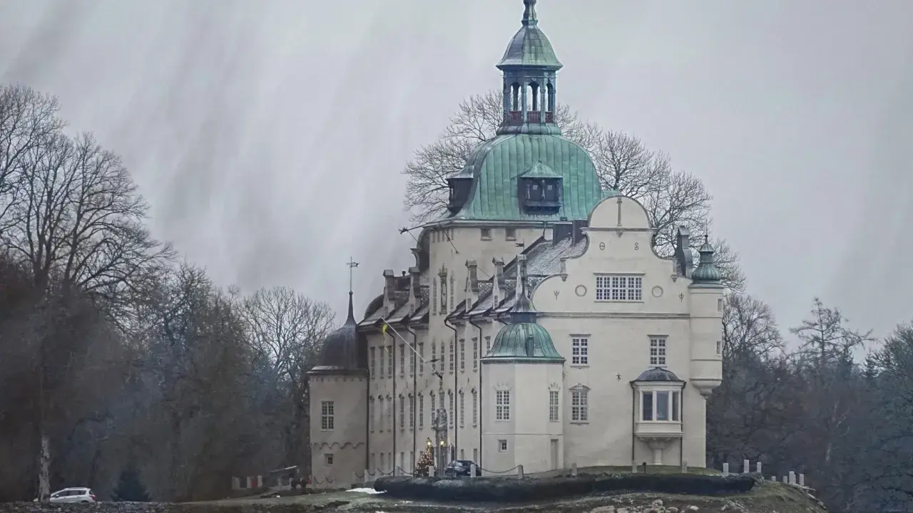 Vinterdag vid ett slott, kanske där prinsessan Désirée hade sina barn. Träd och en julgran syns.