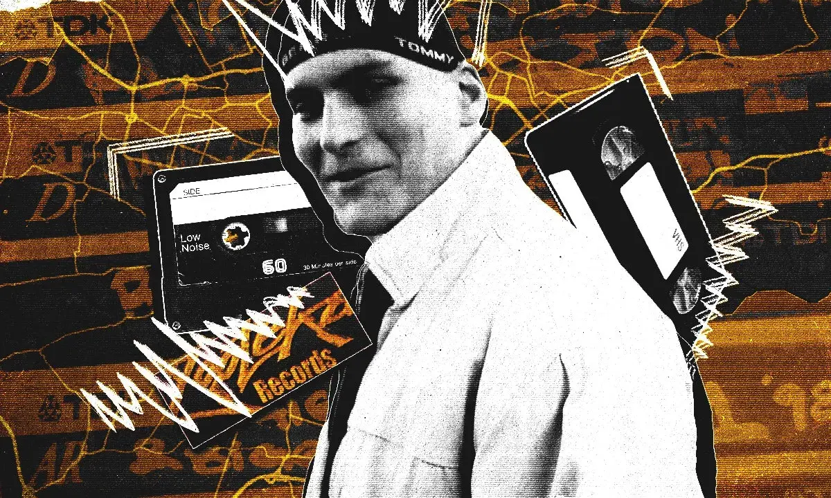 Krakowscy raperzy w retro klimacie. Kasety, VHS i logo wytwórni na tle miejskiej mapy.