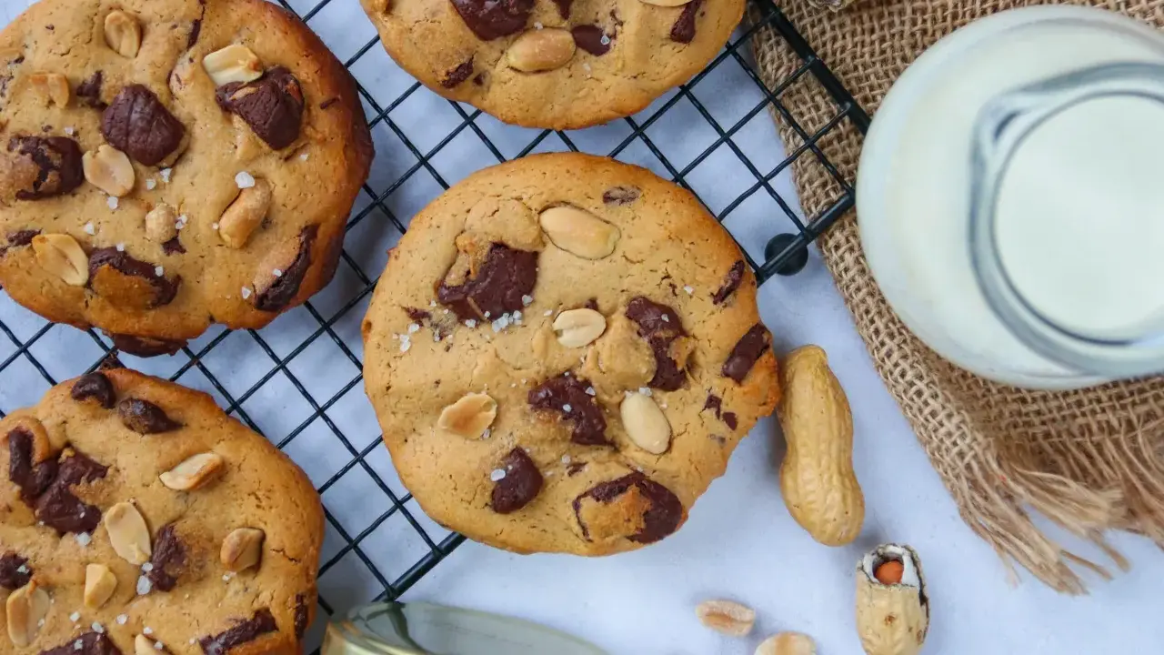 Délicieux cookies au beurre de cacahuète et pépites de chocolat, parfaits pour une recette healthy.