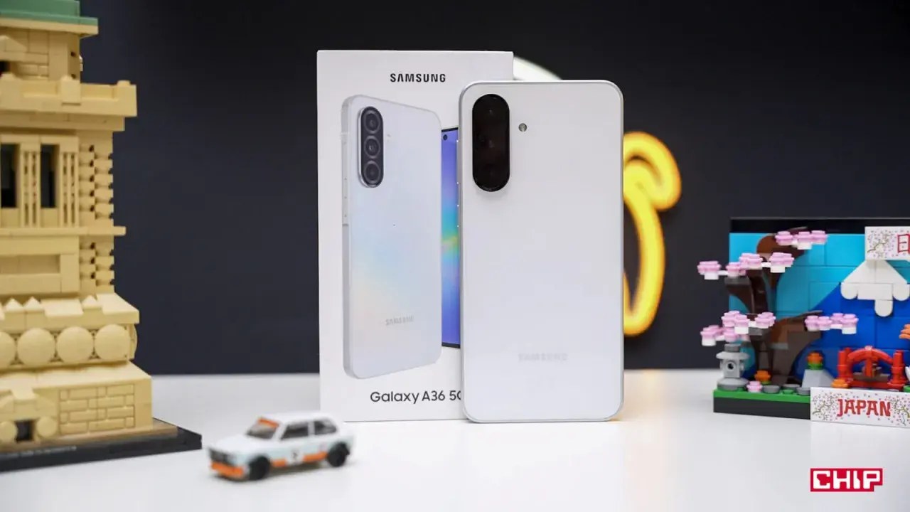 Biały Samsung Galaxy A36 5G, produkt największego producenta smartfonów, obok miniatury Japonii i modelu samochodu.