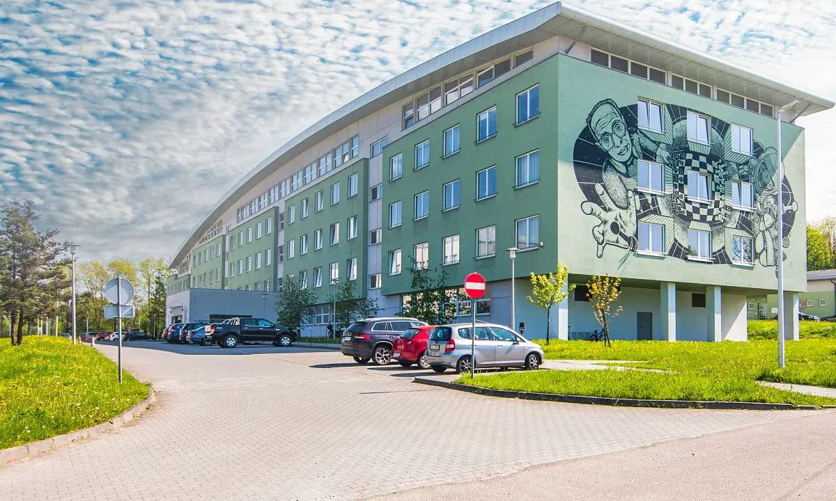 Zielony budynek z muralem na ścianie, jeden z budynków uczelni w Bielsku-Białej.