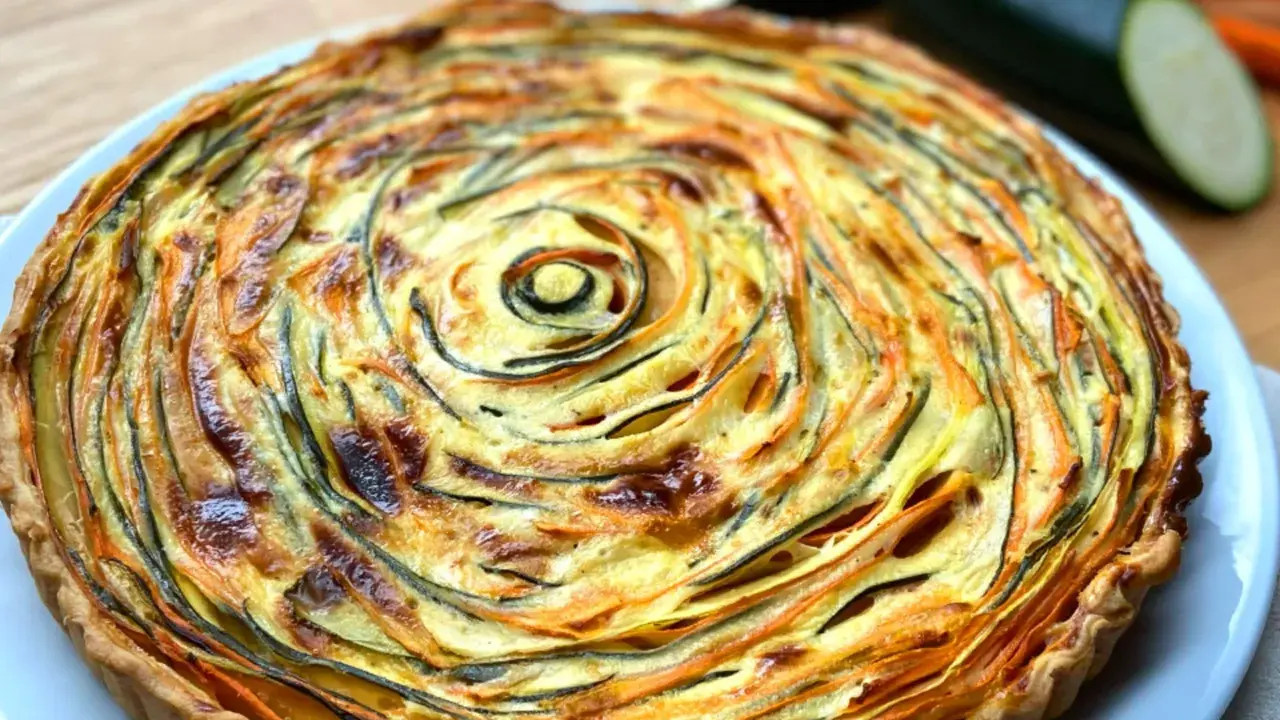 Herzhafte Quiche mit Zucchini und Karotten auf fertigem Hefeteig. Ein tolles Beispiel für rezepte mit fertig hefeteig herzhaft, das einfach zuzubereiten ist.