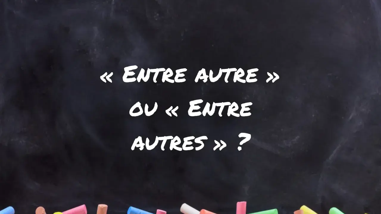 Sur un tableau noir, des craies colorées au premier plan. Le texte demande : « Entre autre » ou « Entre autres » ?