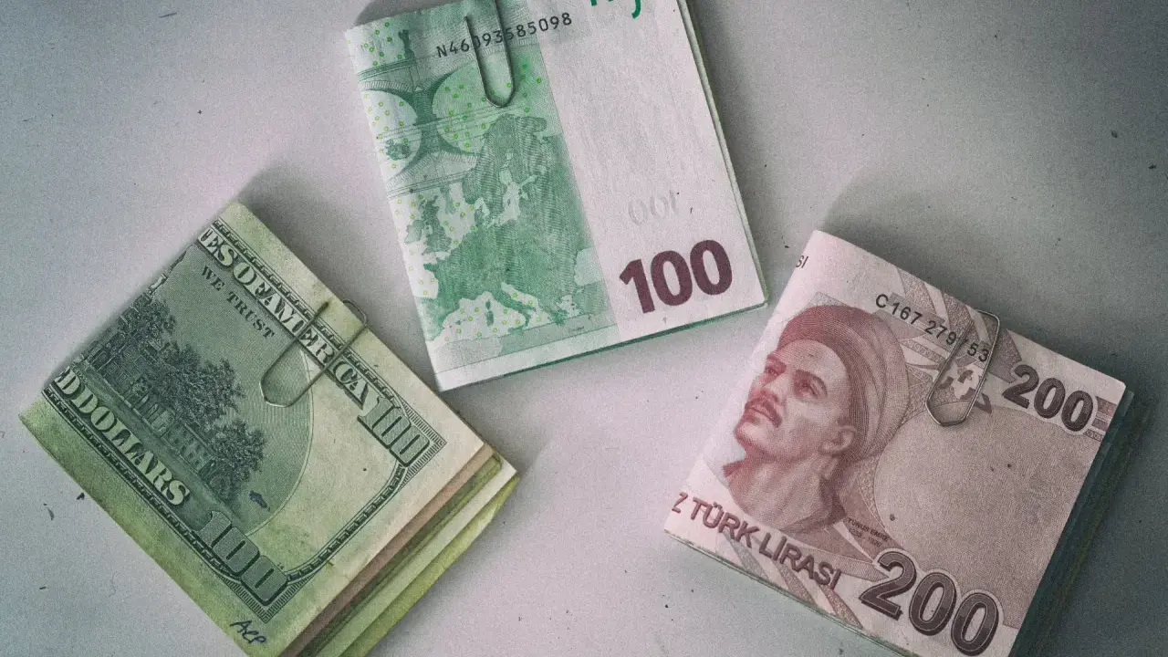 Stosy dolarów, euro i lir tureckich. Gdzie rozmienić dolary na drobne? Może w kantorze obok?