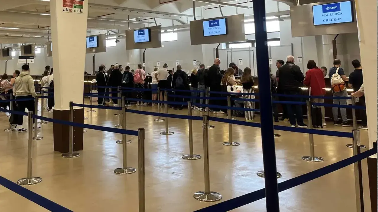 Persone in fila per il check-in MSC Lirica al porto di Venezia.
