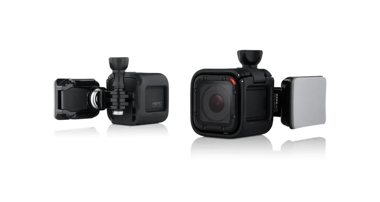 Dwa czarne aparaty GoPro Hero Session z mocowaniami, gotowe do montażu na kask.