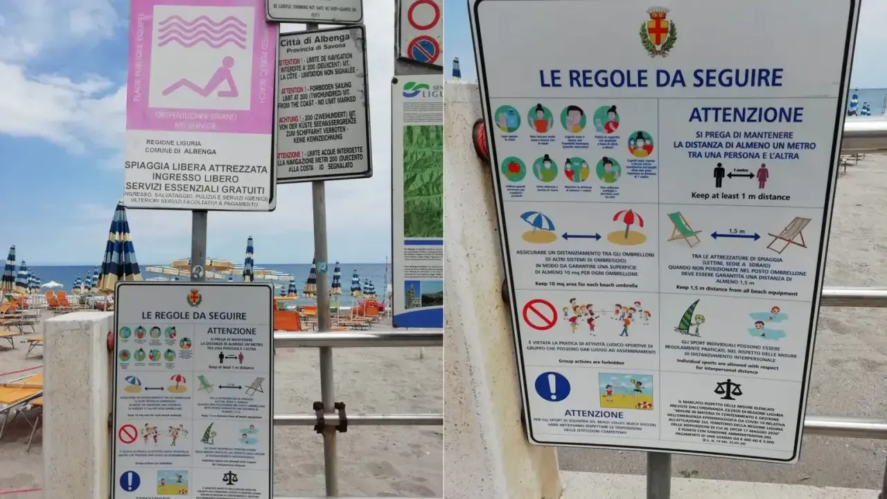 Cartelli informativi su una spiaggia libera attrezzata a Rimini, con regole per il distanziamento sociale e l'uso degli spazi.