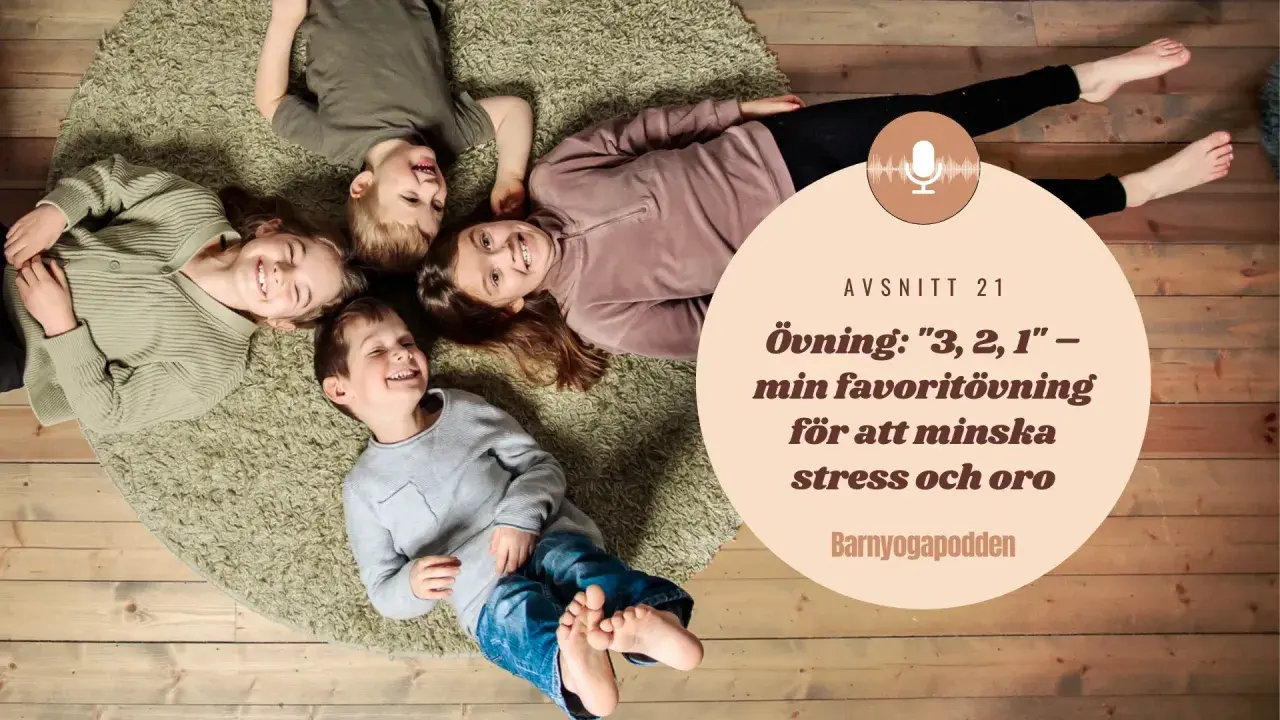 Fyra glada barn ligger på en matta. Texten handlar om en övning för att minska stress och oro hos stressade barn.