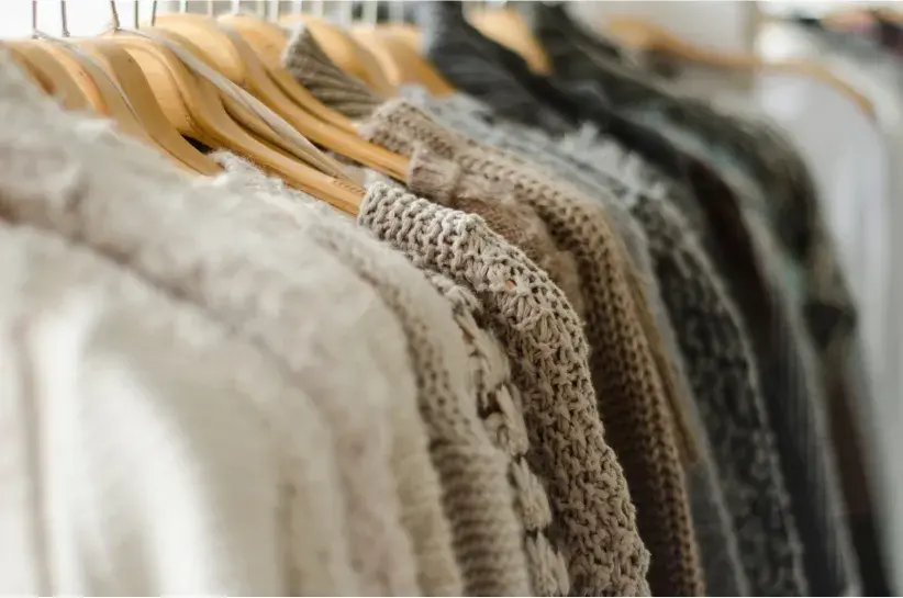 Sfilcowany sweter? Uratuj go! 5 domowych metod i zapobieganie