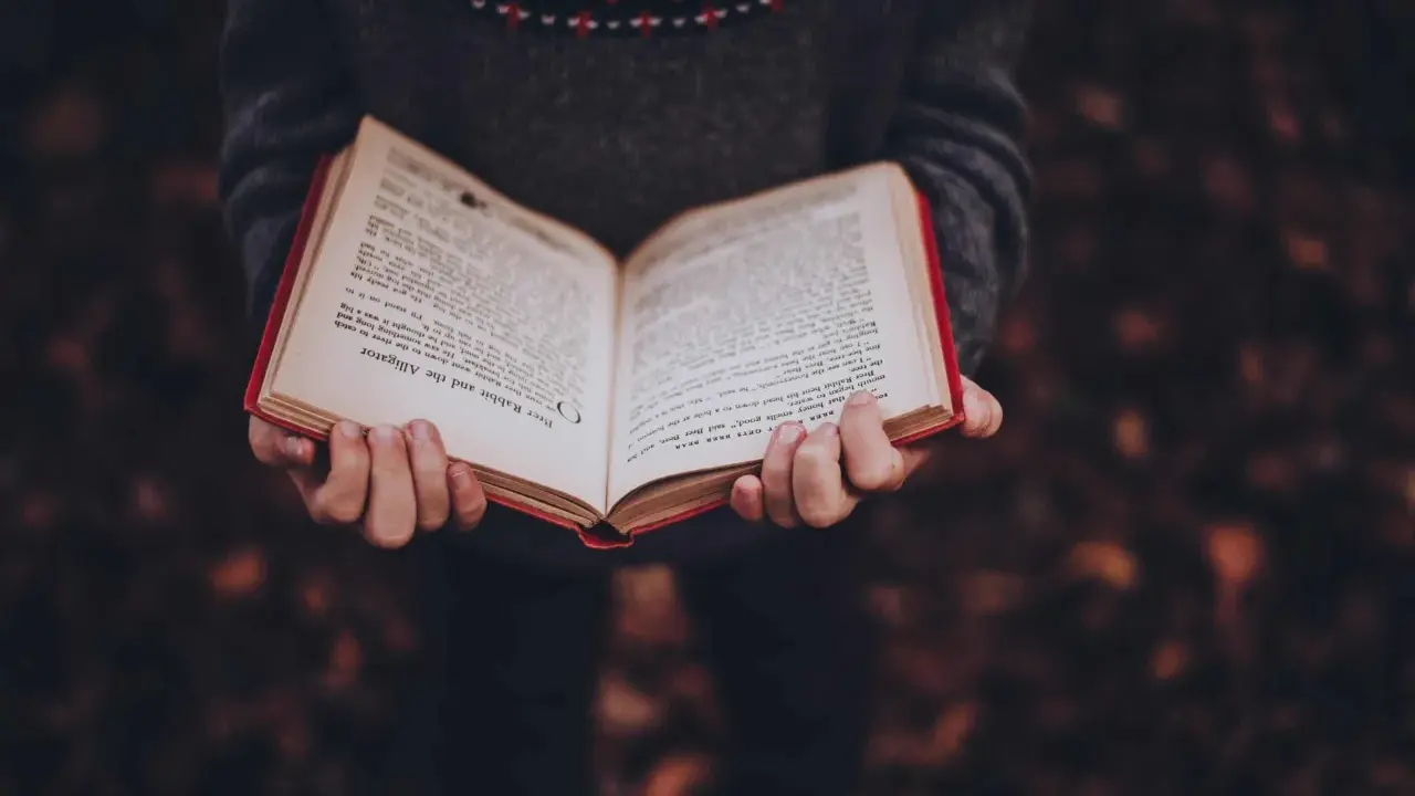Czytanie książek: Jak literatura zmienia mózg i ratuje duszę?