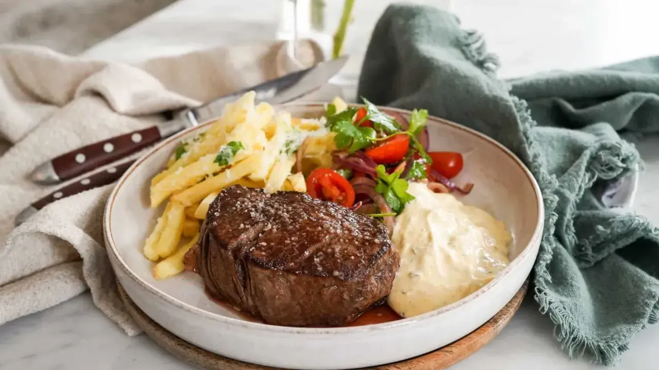 En saftig steak frites med krispiga pommes, en fräsch sallad och krämig bearnaisesås.