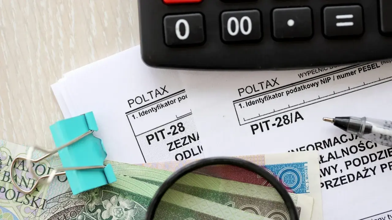 Zeznanie PIT-28/A, pieniądze i kalkulator. Rozliczasz się z podatków? Sprawdź, co to jest PIT 37.