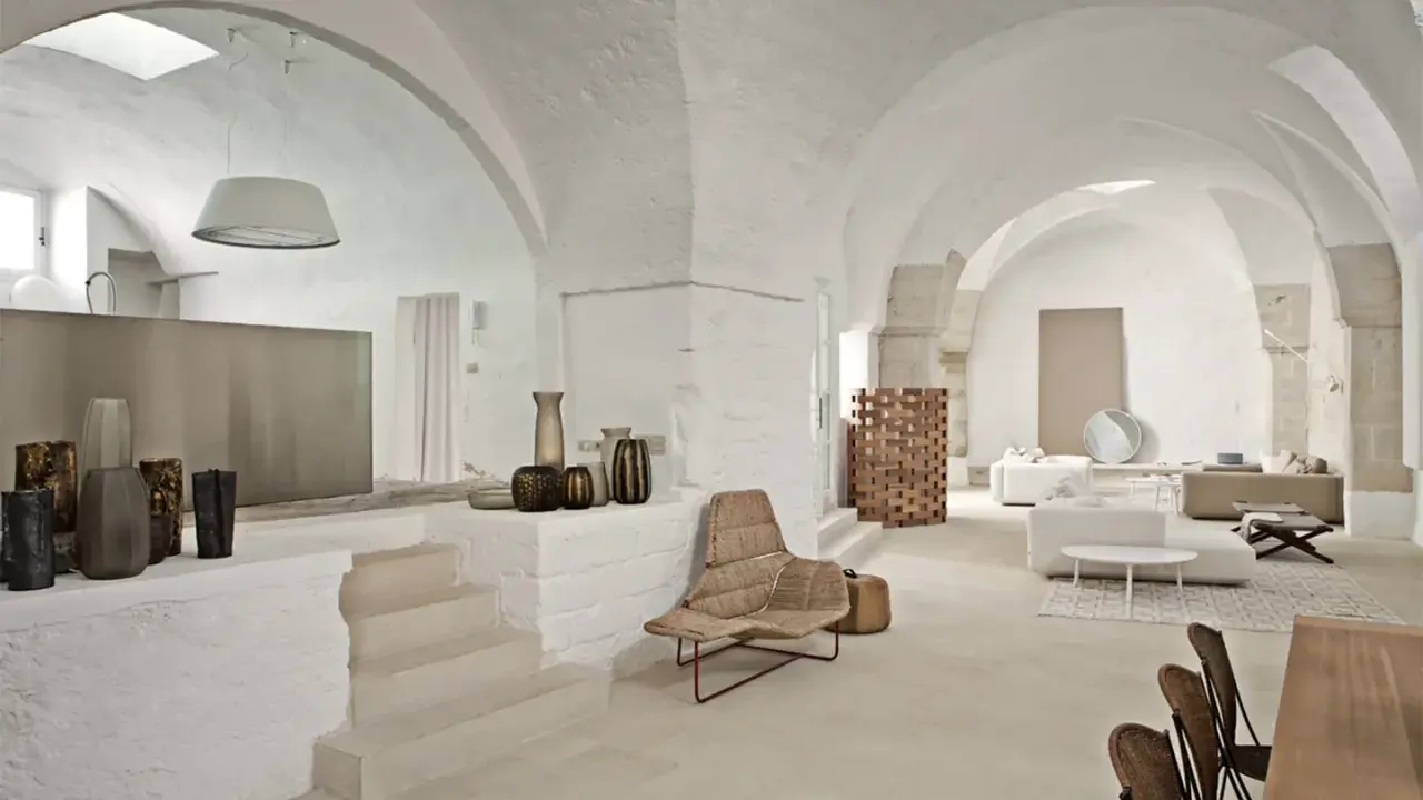Interni moderni con volte a stella, arredi minimalisti e vasi decorativi.