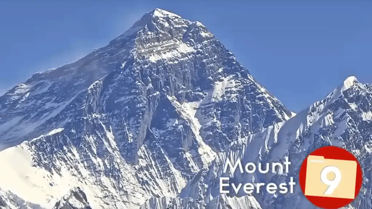 Majestatyczny Mount Everest, najwyższe góry na świecie, wznosi się dumnie na tle błękitnego nieba.