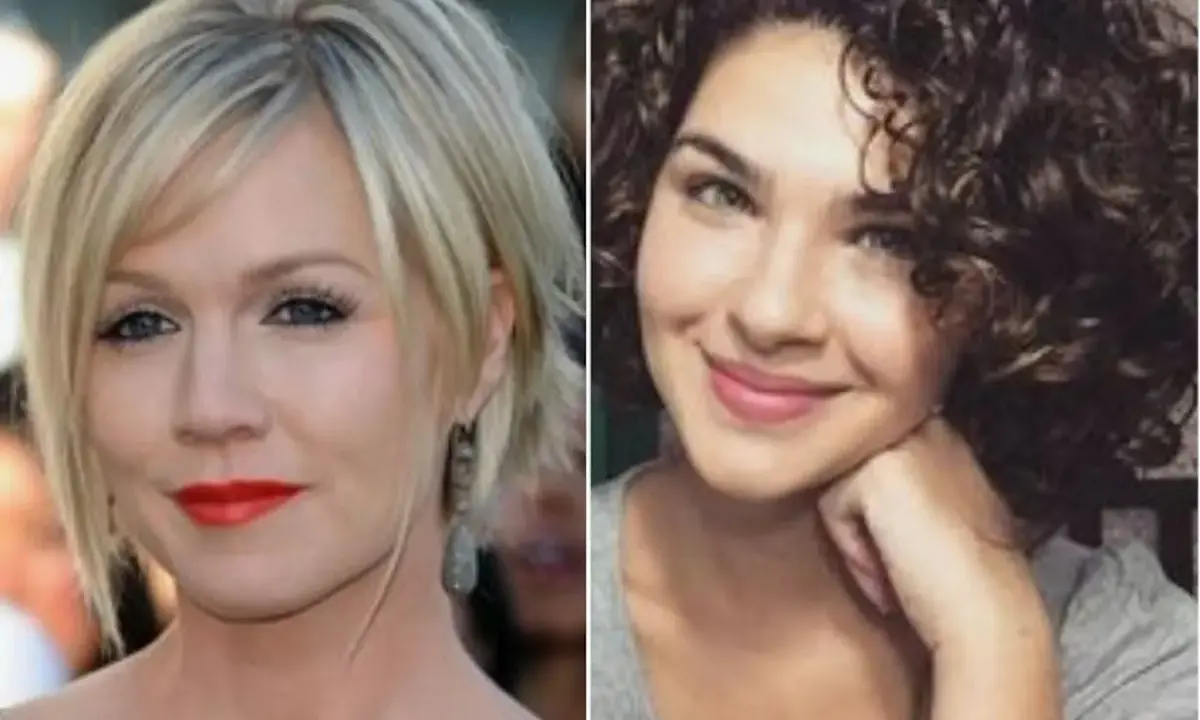 Dos mujeres. Una con pelo corto rubio y cara redonda, labios rojos. Otra con pelo rizado oscuro y cara redonda.
