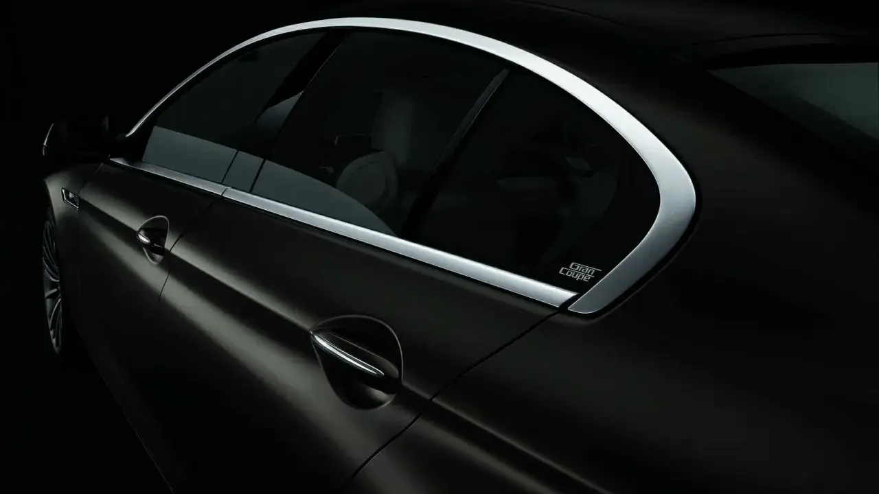 Detailaufnahme eines schwarzen BMW Gran Coupe mit dem charakteristischen Hofmeister-Knick am Fenster.
