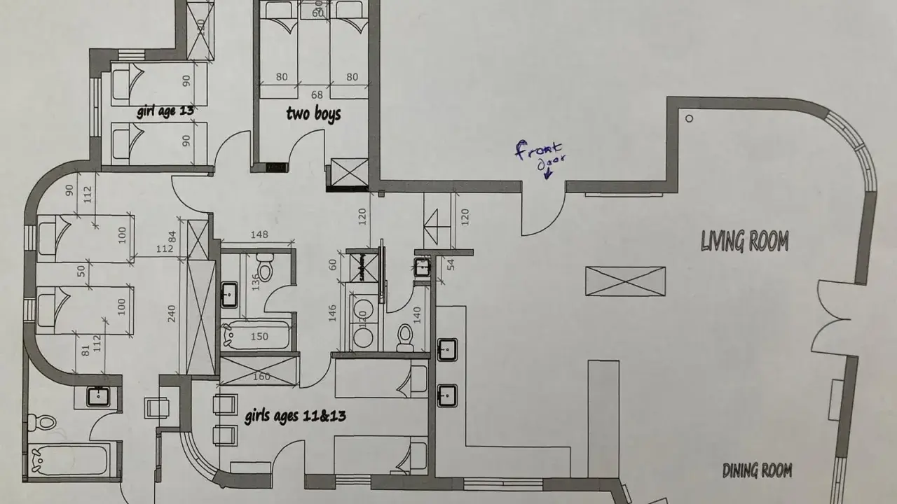 Szerokość korytarza w domu jest kluczowa dla komfortu. Na planie widać różne wymiary, np. 120 cm przy wejściu do salonu.