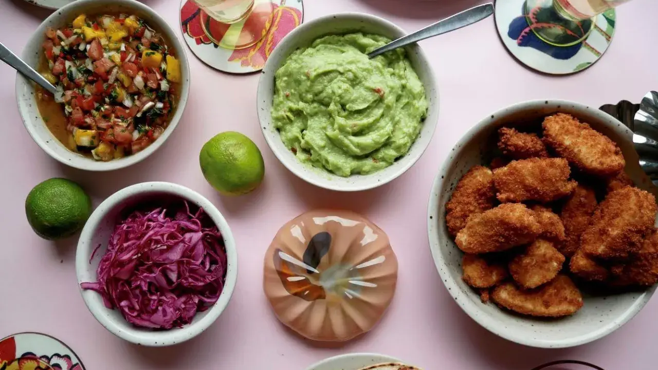 En skål med guacamole, salsa, rödkål och friterad kyckling – allt för ett lyxigt tacos recept.