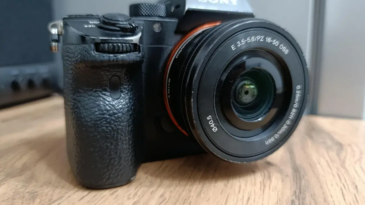 Sony a7r ii con obiettivo 16-50mm, pronta per catturare momenti indimenticabili.