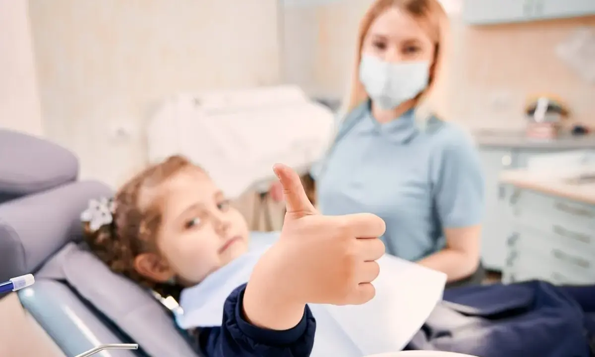 Maseczka u dentysty 2026: Obowiązek czy wewnętrzne zasady?