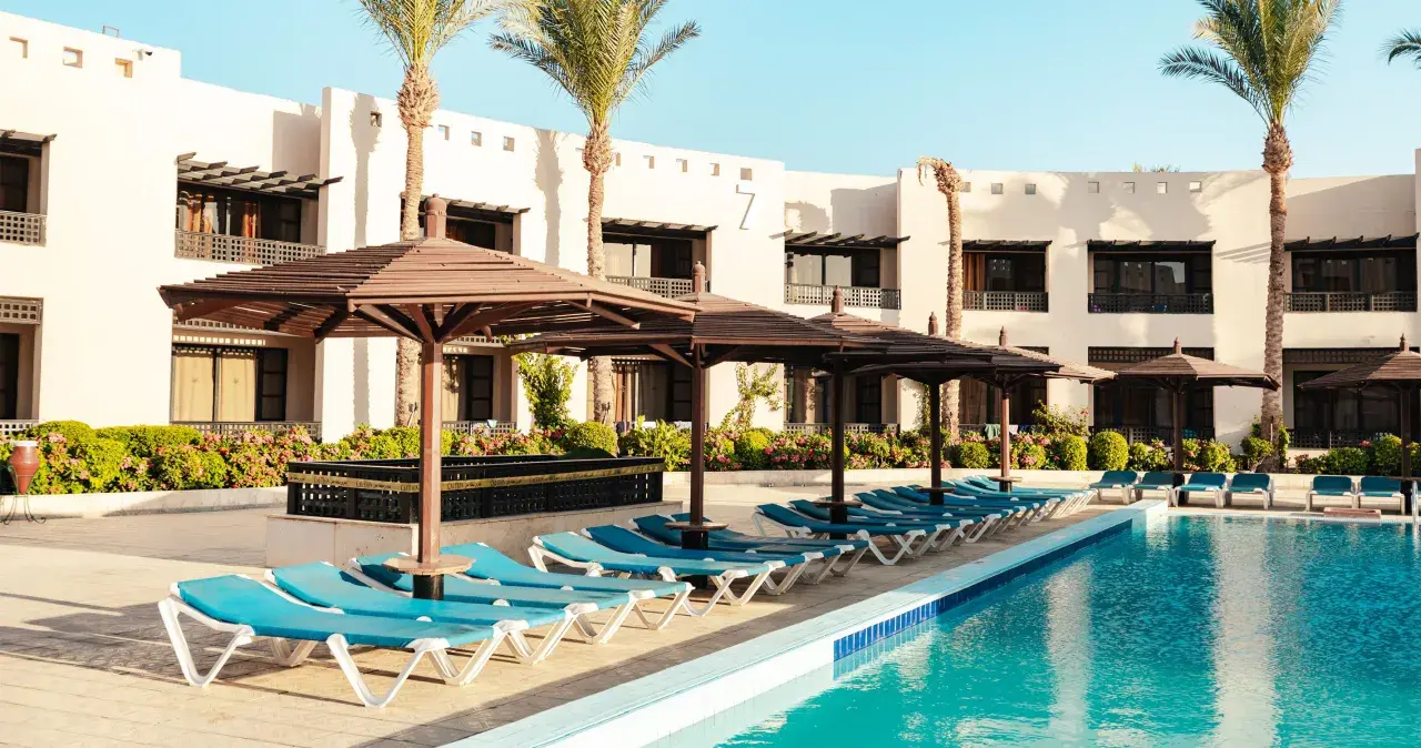 Basen i leżaki w Blend Club Aqua Resort. Opinie o tym miejscu są zazwyczaj pozytywne, a widok ten zachęca do relaksu.