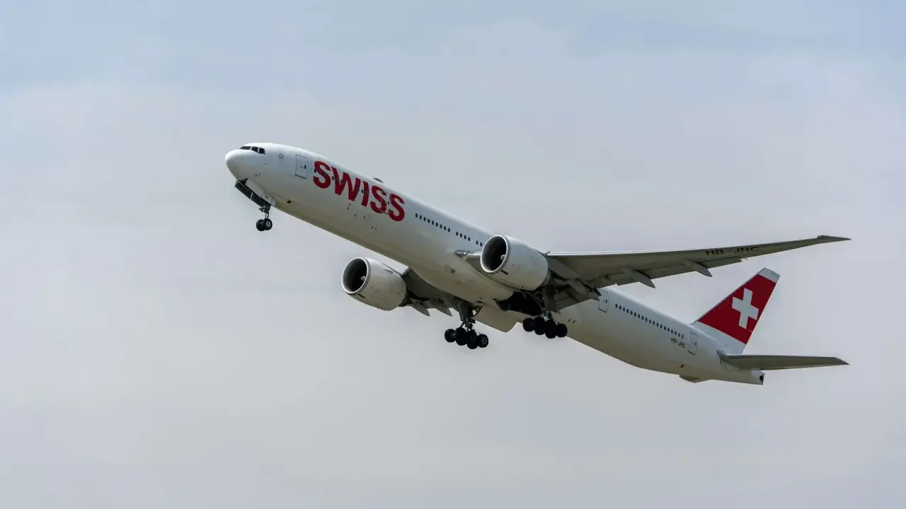 Samolot SWISS wznosi się w powietrze. Zastanawiasz się nad swiss bagaż podręczny wymiary?
