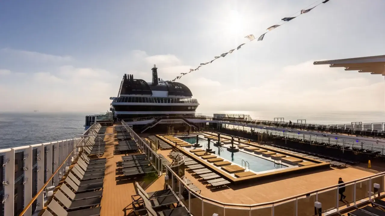 Ponte piscina e prendisole sul ponte superiore della MSC Euribia, una nave da crociera di grande lunghezza.