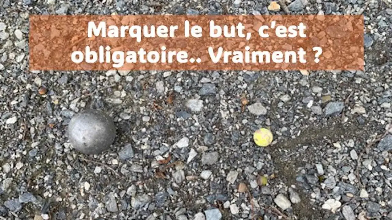 Une boule de pétanque et un cochonnet sur un terrain caillouteux. Le texte interroge : pourquoi marquer le cochonnet à la pétanque ? Est-ce vraiment obligatoire ?